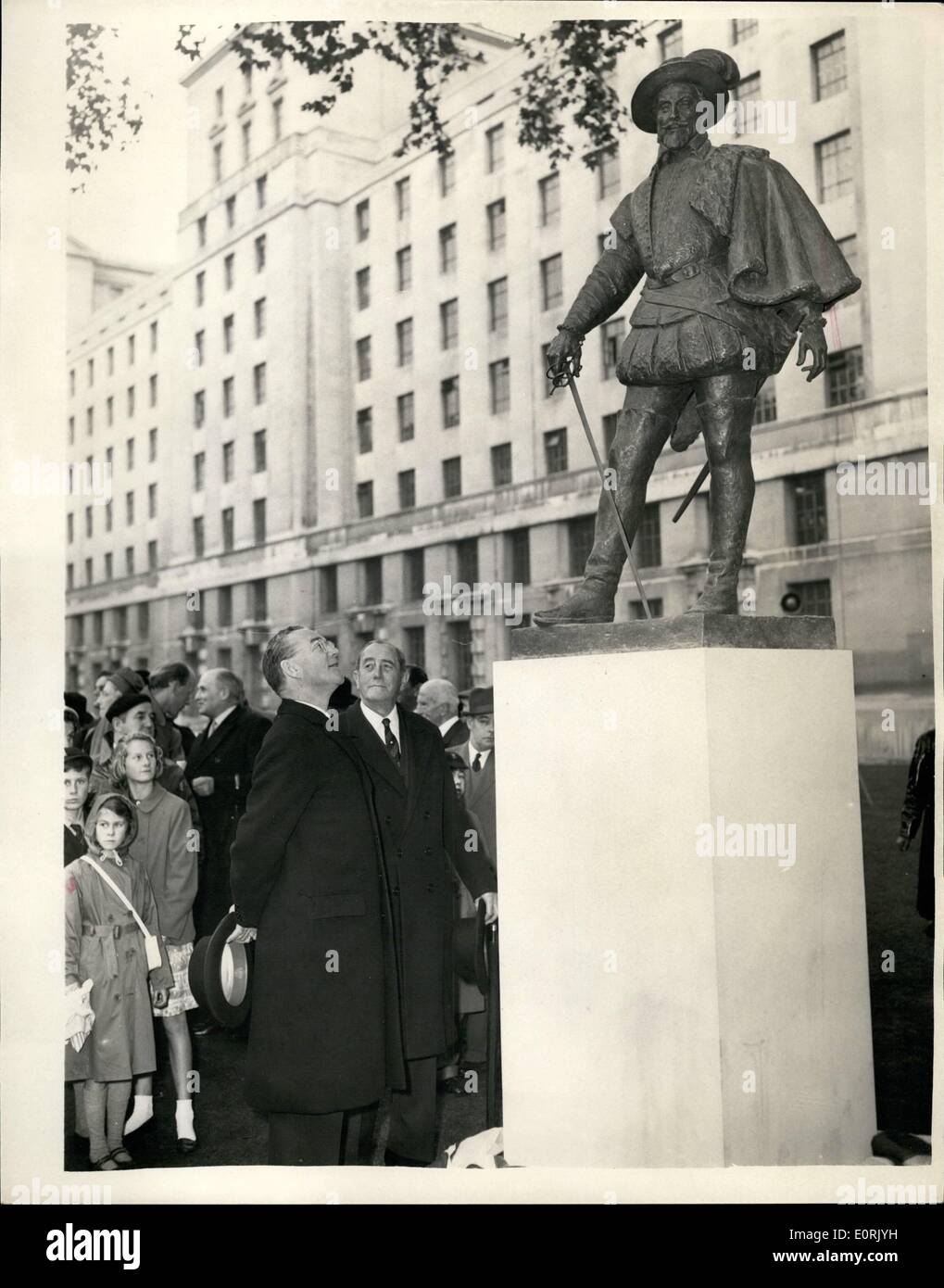 Oct. 10, 1959 - Sir Walter Raleigh Statue Unveiled. Ceremony Performed by U.S. Ambassador: Mr.John Hay Whitney the United States Ambassador to London this morning unveiled the new Sir Walter Raleigh Statue on the lawn in front of the new Air Ministry Building in Whitehall. The statue was sculptored by William McMillan R.A. and paid for by a number of City Bodies, the Ends of the Earth Club and the English Speaking Union - and is to mark the 350th. anniversary of the first permanent British colony in Jamestown, Virginia. Photo Shows: Mr Stock Photo