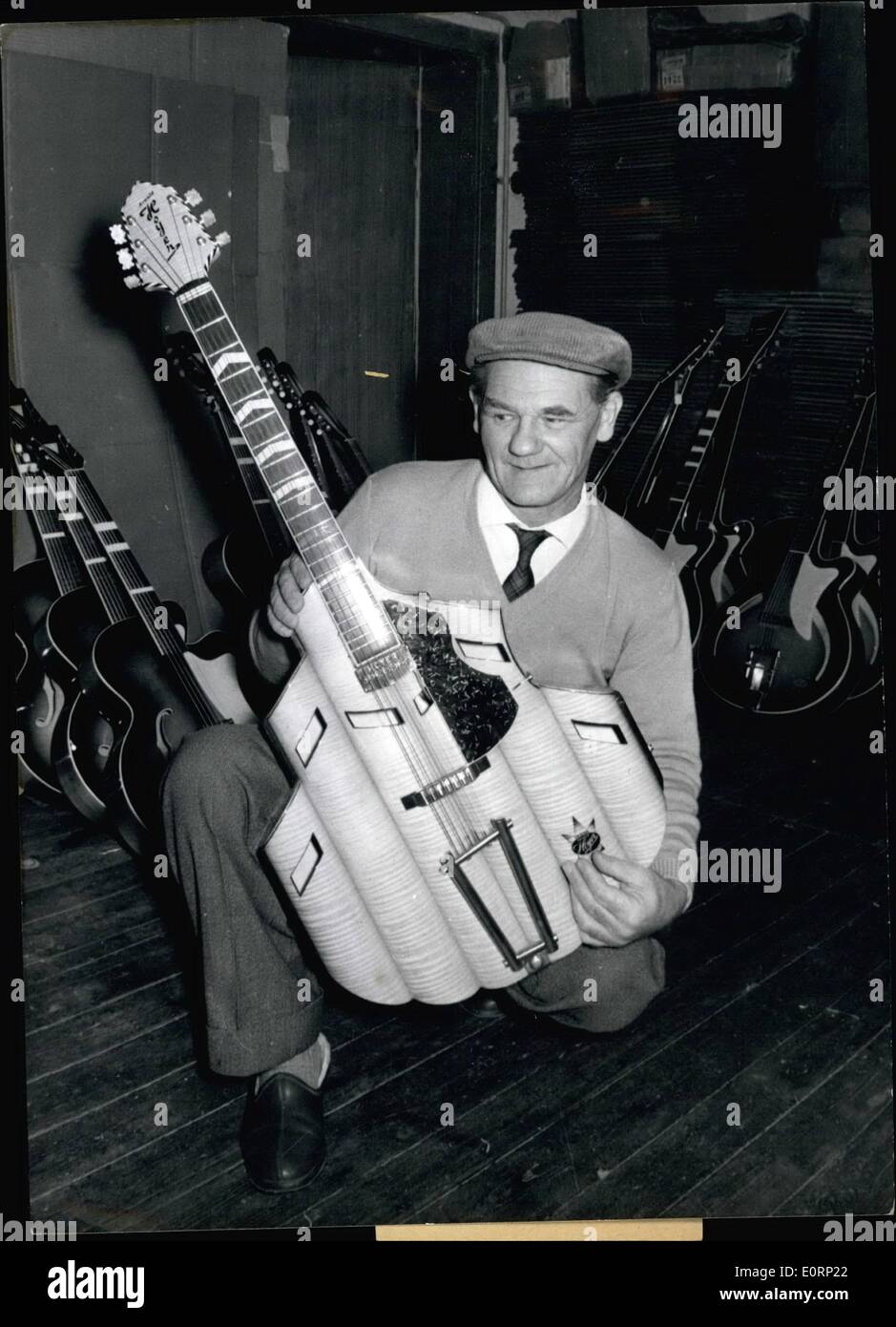 Apr. 04, 1960 - To get better sound: guitar master Arnold Hoyer (ARNOLD  HOYER) of Tennenlohe (TENNENLOHE) near Erlangen/West-Germany constructed a  ''bulb guitar'' whose sound compounds are like organ pipes. This new