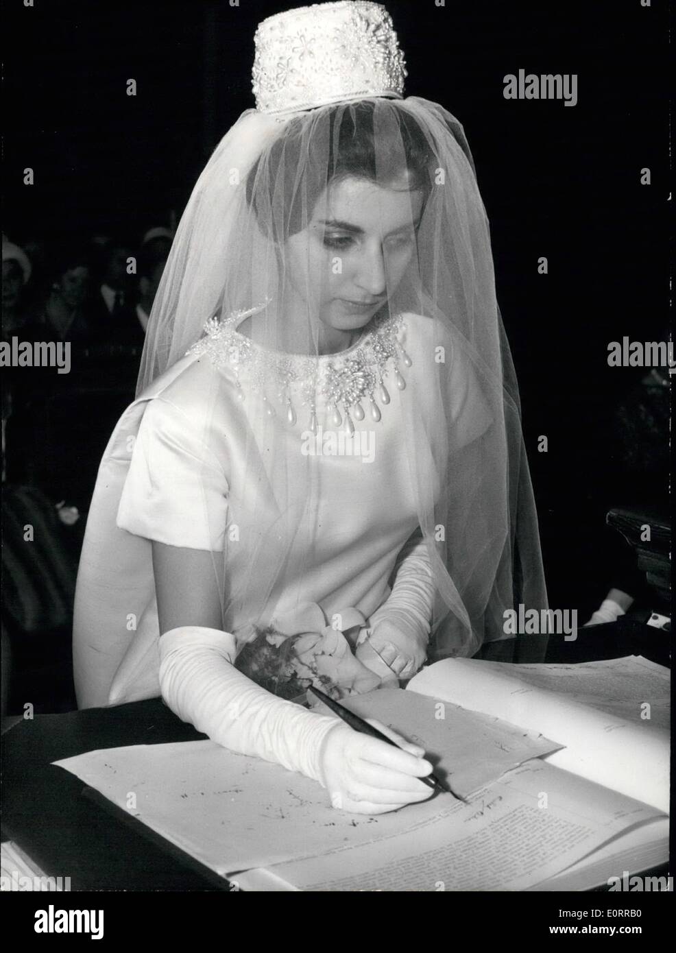 Farah diba wedding hi-res stock photography and images - Alamy, image size:986x1390