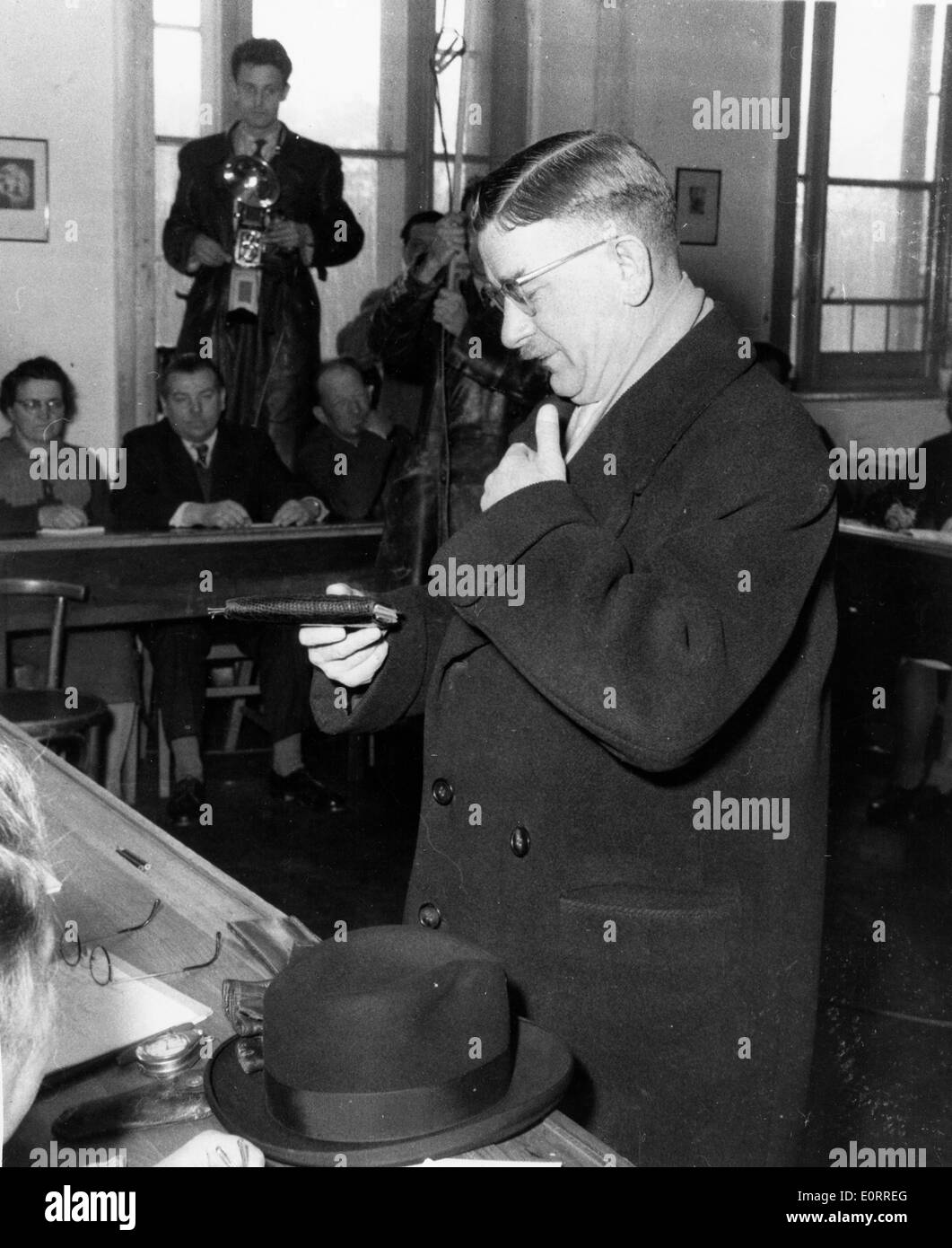 Chancellor Leopold Figl casts his vote Stock Photo