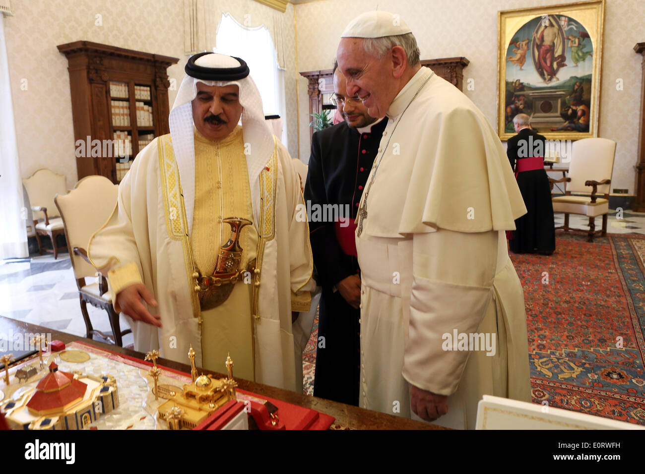 Vatican City. 19th May, 2014. Pope Francis meets with the King of Bahrain, Isa S.M AL KHALIFA The King of Bahrain, has presented to Pope Francis, the model of a mosque made of gold and mother of pearl. Credit:  Realy Easy Star/Alamy Live News Stock Photo