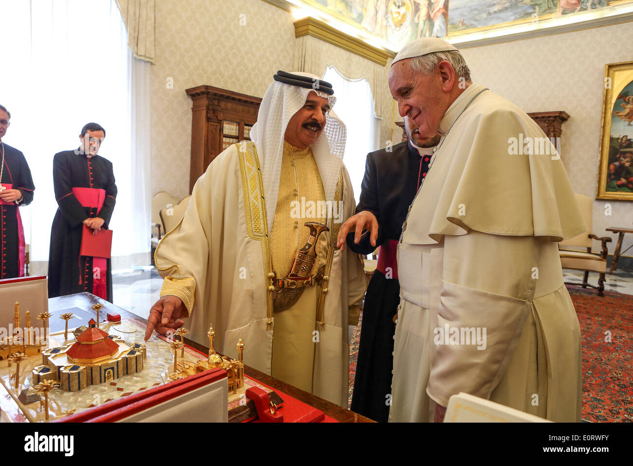 Vatican City. 19th May, 2014. Pope Francis meets with the King of Bahrain, Isa S.M AL KHALIFA The King of Bahrain, has presented to Pope Francis, the model of a mosque made of gold and mother of pearl. Credit:  Realy Easy Star/Alamy Live News Stock Photo