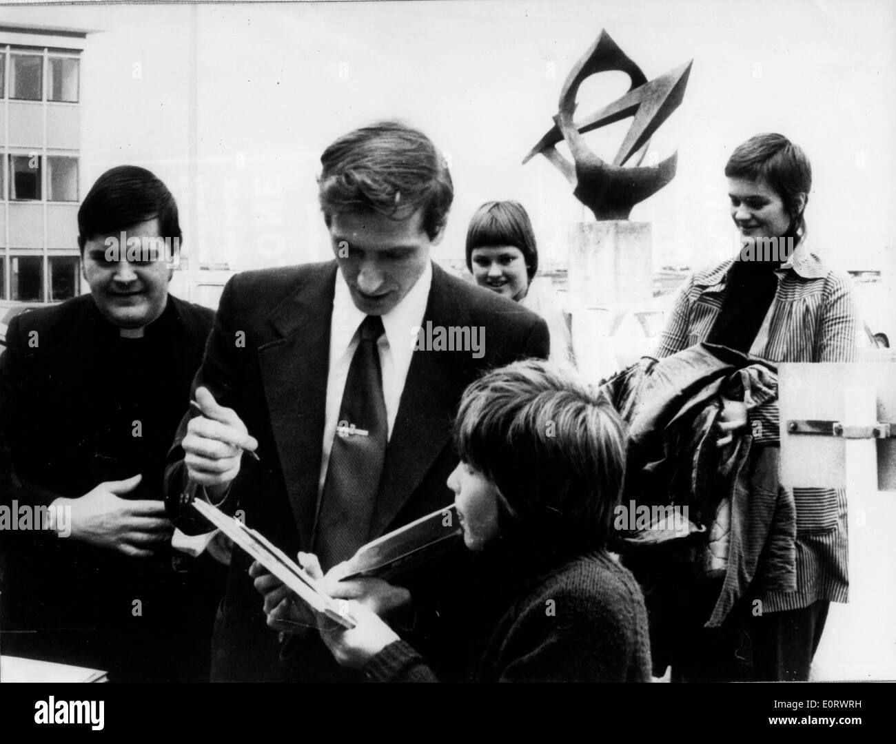 Grandmaster Bobby Fischer signs autographs Stock Photo