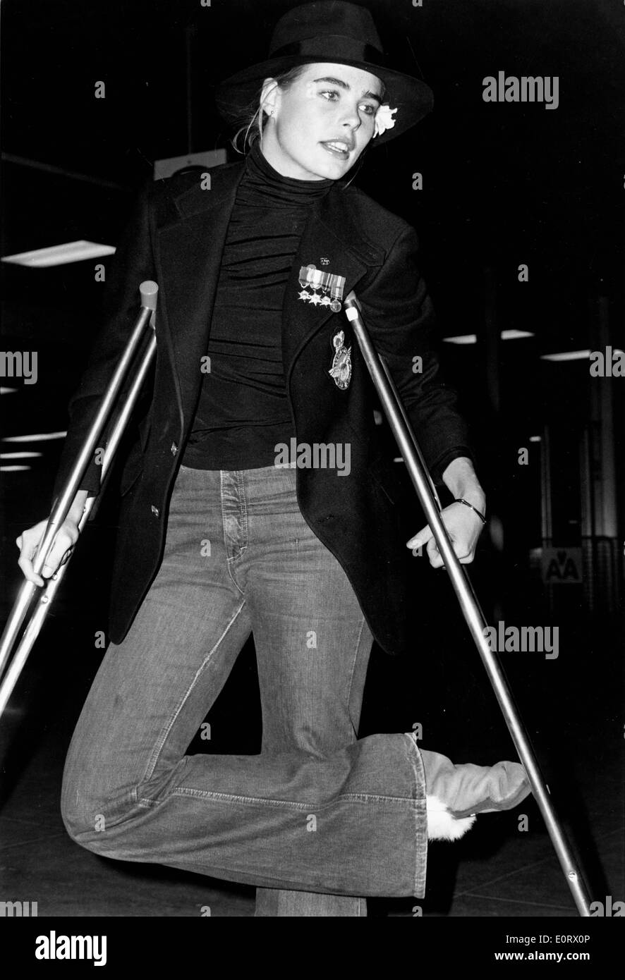 Margaux Hemingway on crutches Stock Photo