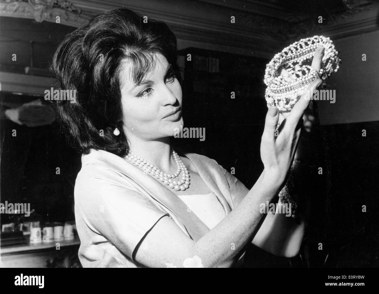 Actress Yvonne Furneaux admires pearl necklace Stock Photo