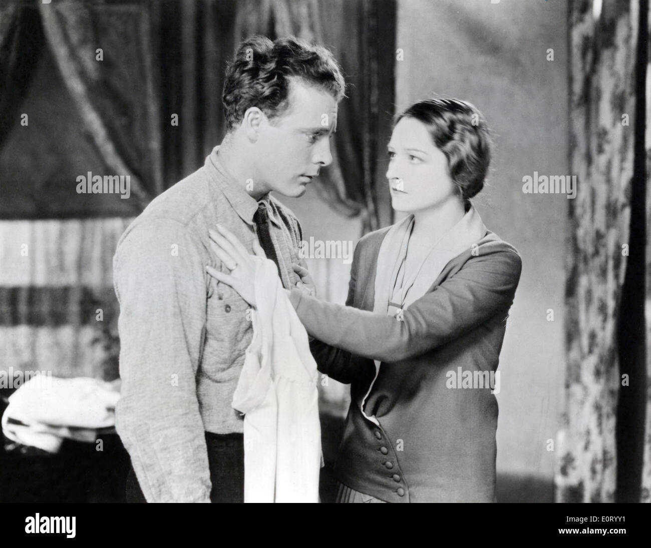 THE CROWD (1928) JAMES MURRAY, ELEANOR BOARDMANKING VIDER (DIR) TCRW 004 MOVIESTORE COLLECTION LTD Stock Photo