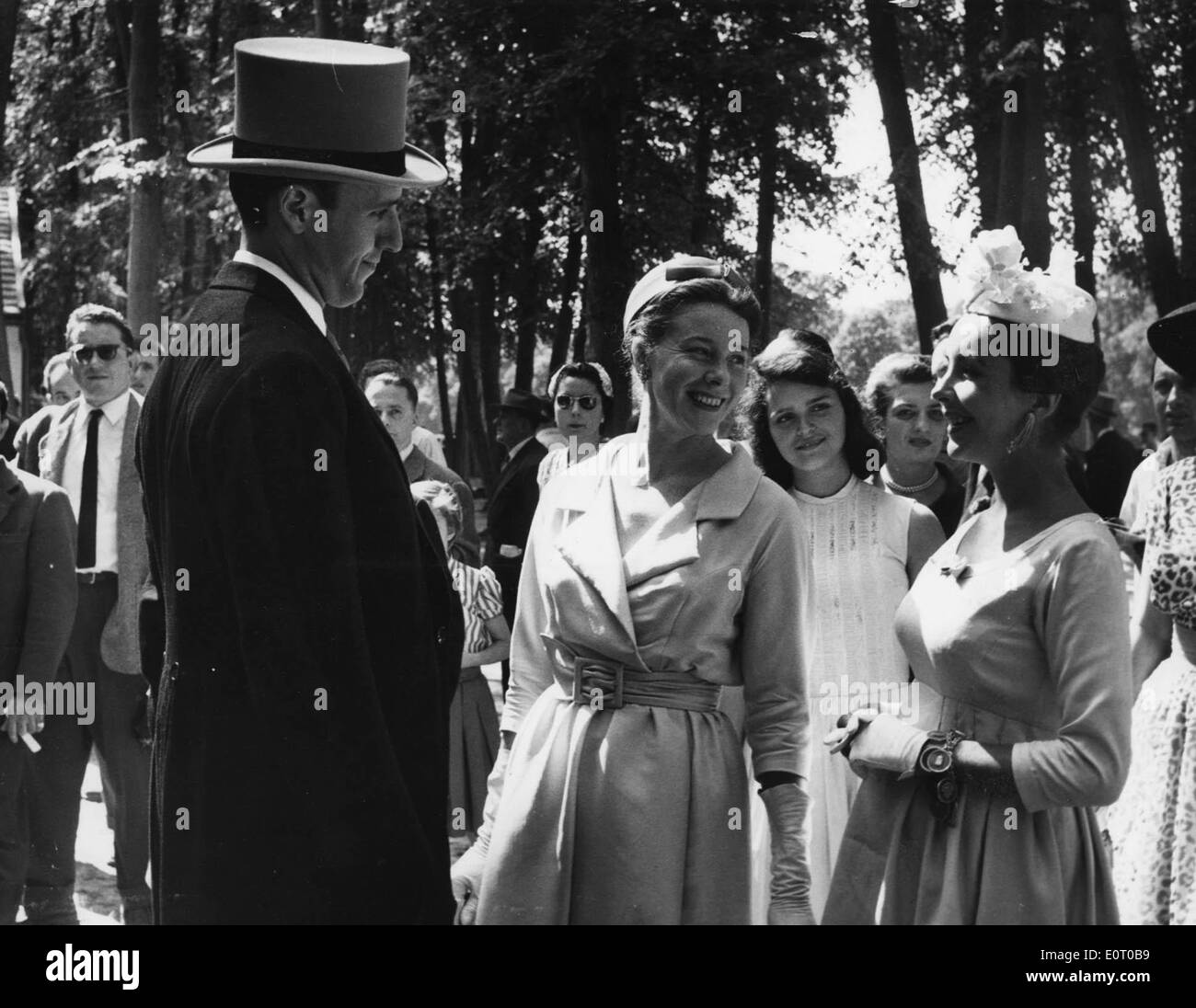 June 1, 1960 - Paris, France - Two time Academy Award winning film legend, actress ELIZABETH 'LIZ' TAYLOR, known for her beautiful eyes, and glamorous Hollywood lifestyle. PICTURED: Liz Taylor chats with friends at the Jockey Club in Chantilly. Stock Photo