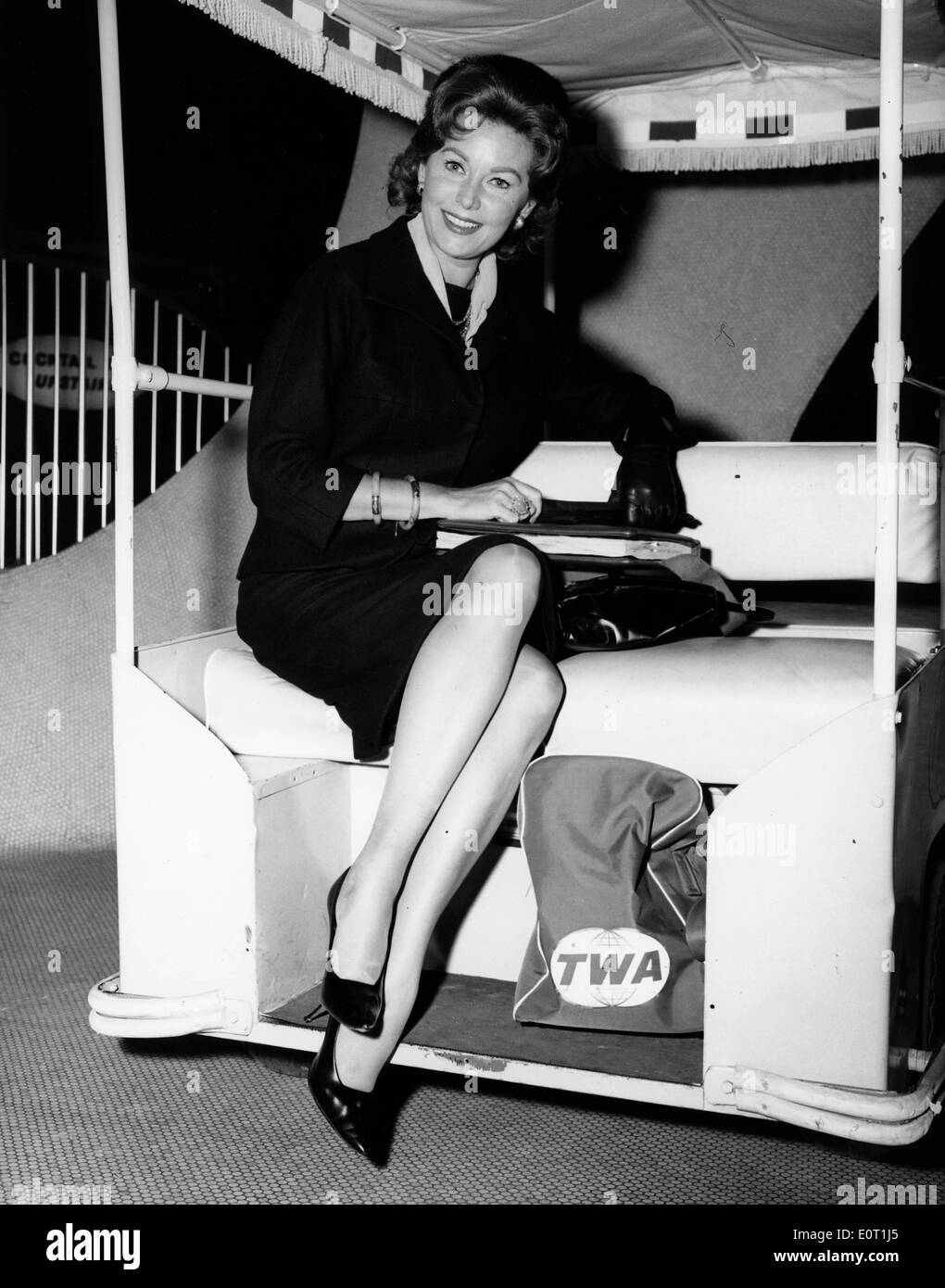 Actress Rhonda Fleming sitting at the airport Stock Photo