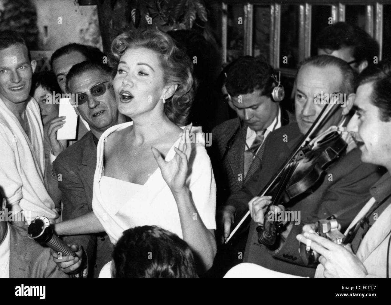 Actress Rhonda Fleming sings at a party Stock Photo