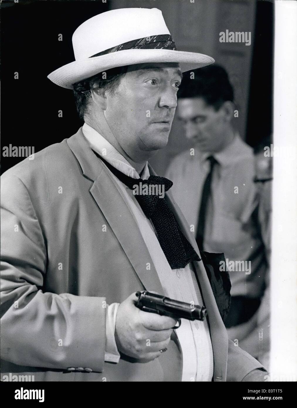 Jul. 07, 1960 - Inspector Barlow turns Villain: Appearing with Patrick MacNee and Linda Thomsen in an episode of the new series Stock Photo