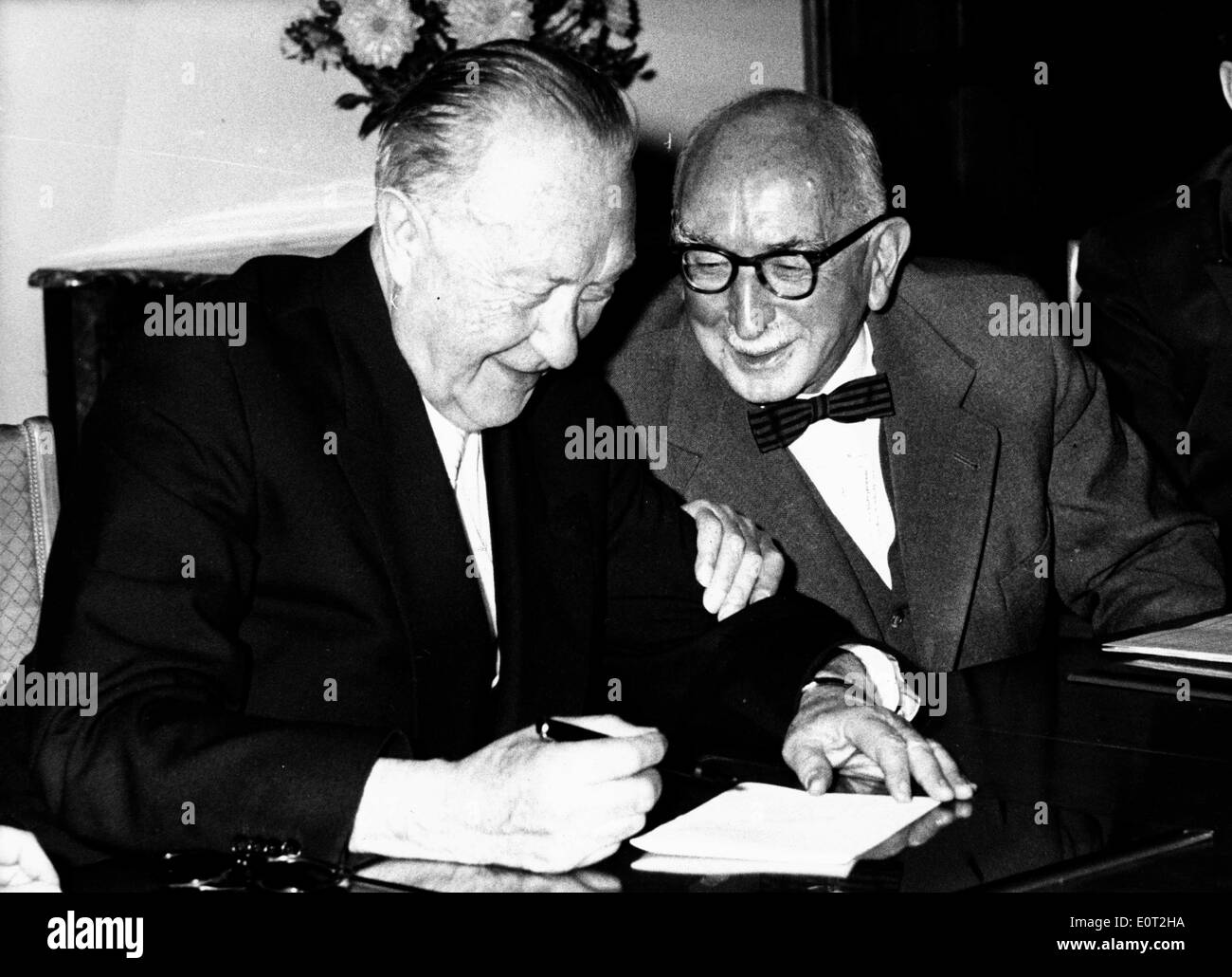 Konrad Adenauer and Fritz Schaffer sign document Stock Photo
