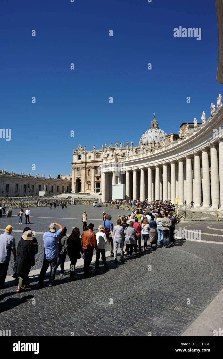 Italy, Rome, St Peter's Square, colonnade, entrance to St Peter's basilica, queue Stock Photo