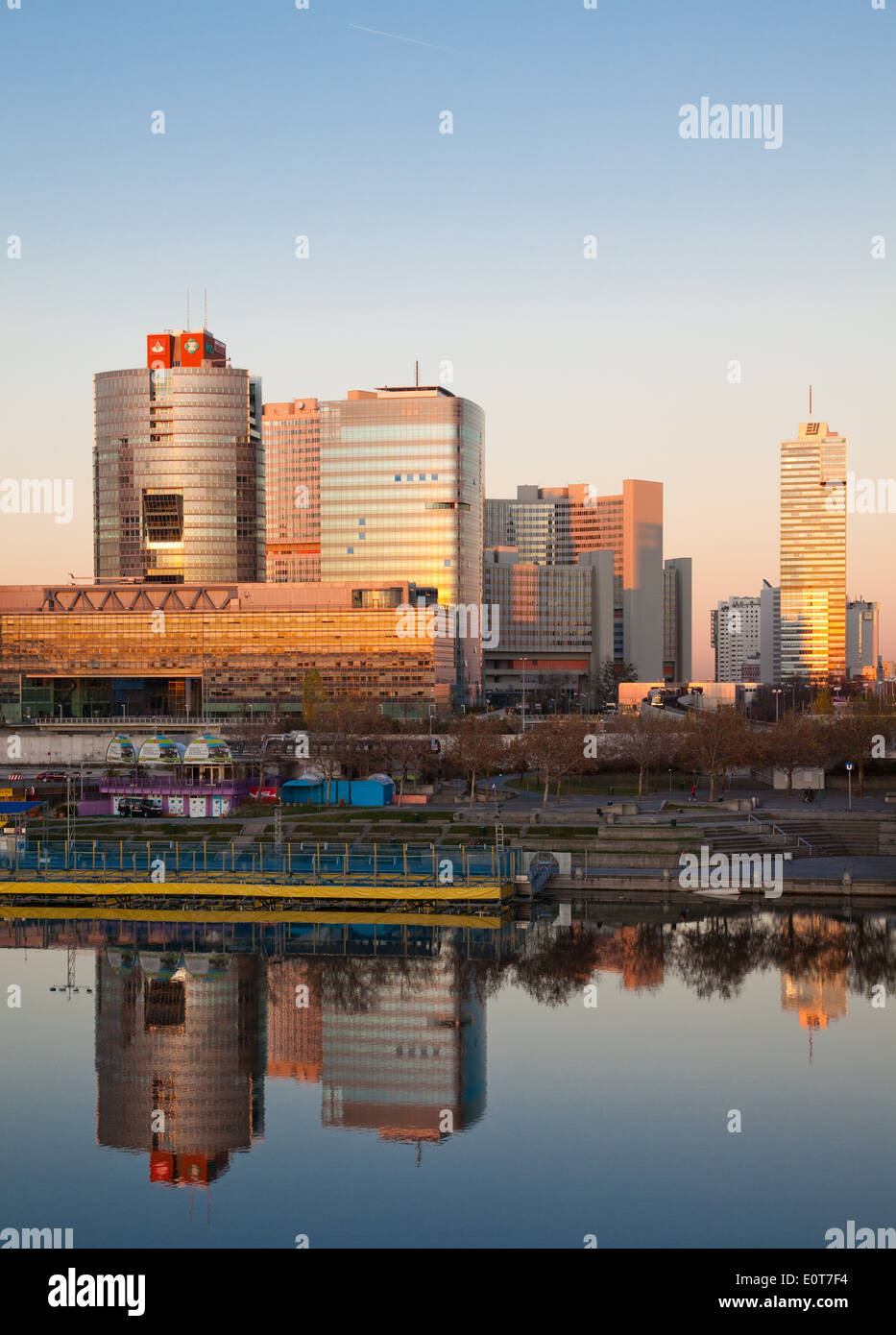 Donaucity in der Dämmerung, Wien, Österreich - Danube city at Dusk, Vienna, Austria Stock Photo