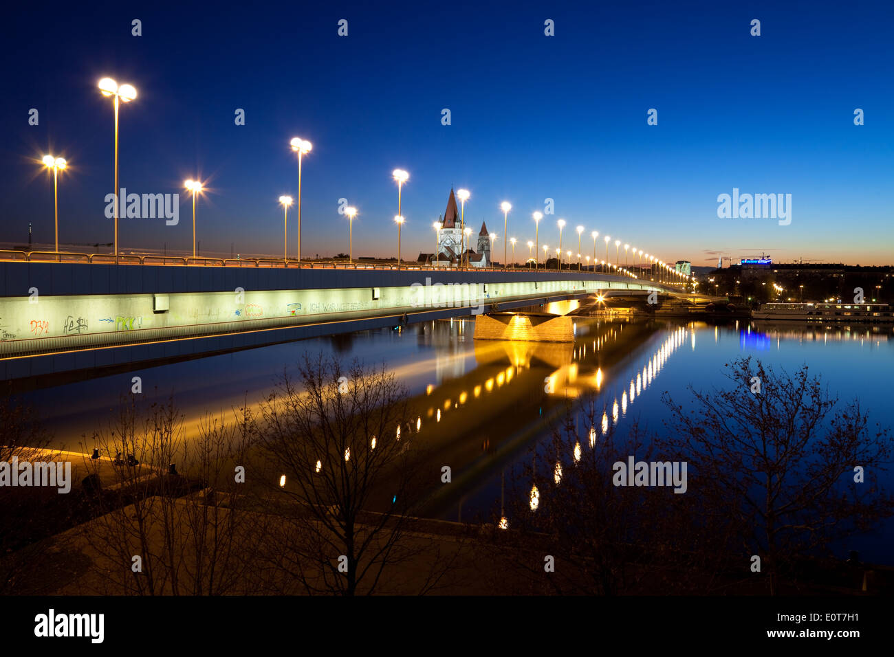 Reichsbrücke am Abend, Wien, Österreich - Reichsbrücke, Vienna, Austria Stock Photo