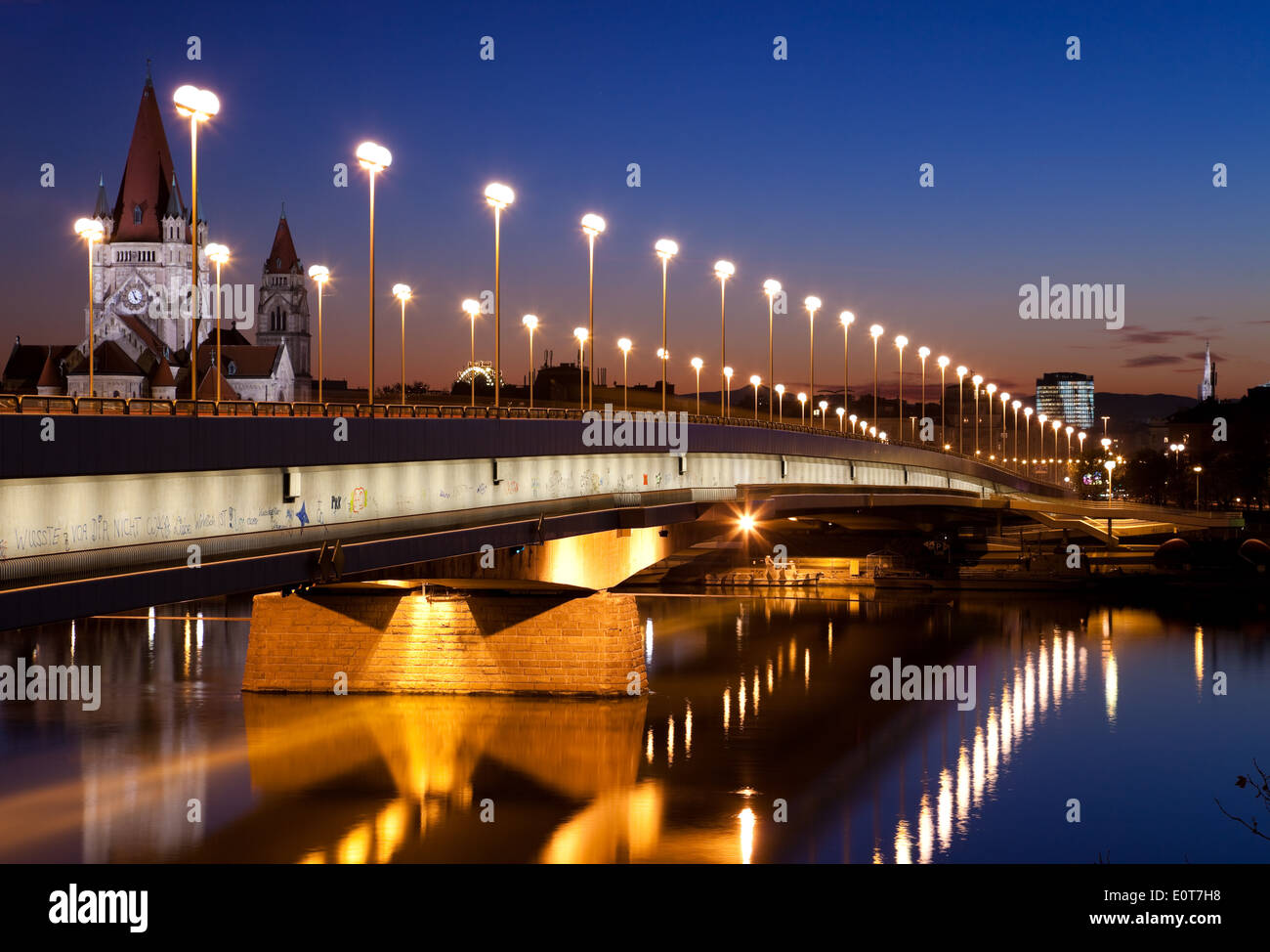 Reichsbrücke am Abend, Wien, Österreich - Reichsbrücke, Vienna, Austria Stock Photo