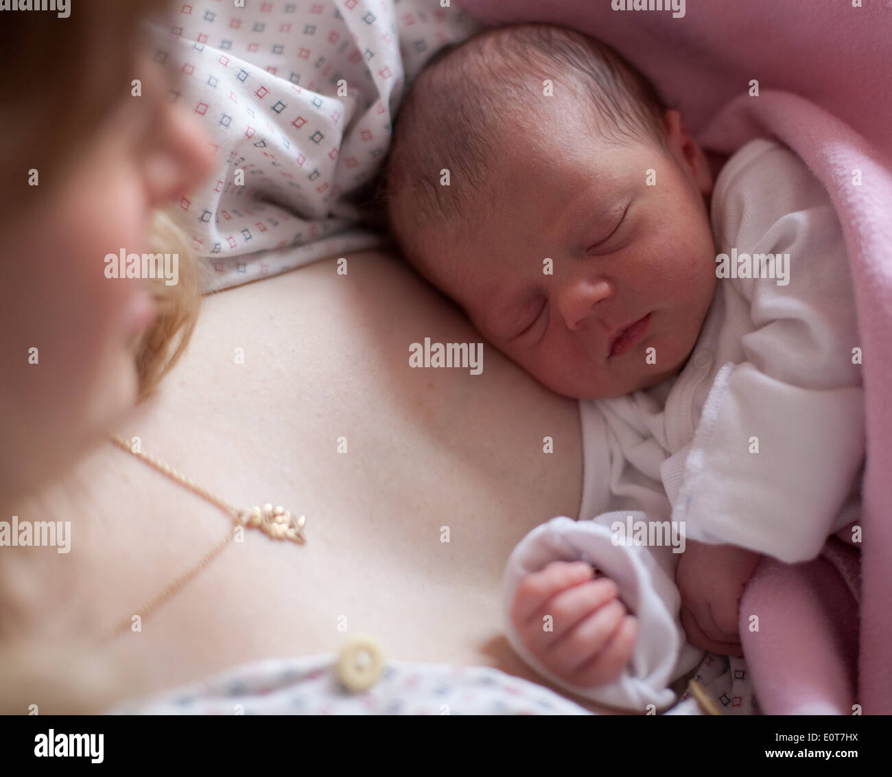 Mutter haelt ihr Baby im Arm - mother holds her baby in her arms Stock Photo