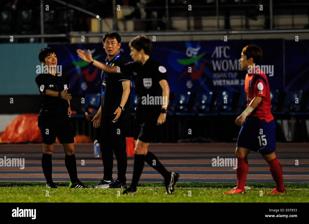 Ho Chi Minh, Vietnam. 19th May, 2014. Yoon Duk Yeo (2nd L), head coach of South Korea, argues with a referee during the group B match between China and South Korea during the 2014 Women's AFC Cup held at Thong Nhat Stadium in Ho Chi Minh city, Vietnam, May 19, 2014. The match ended with a 0-0 draw. © He Jingjia/Xinhua/Alamy Live News Stock Photo