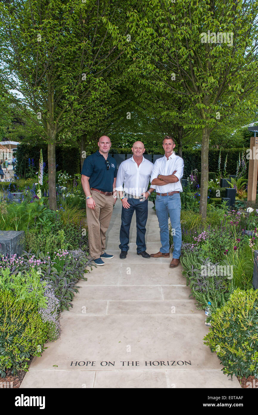 Actor Ross Kemp with the designer and Rory Mckenzie a wounded veteran (blue shirt) on the Hope on the Horizon garden.  The ‘Hope on the Horizon’ garden in aid of Help for Heroes: produced by building and landscaping firm Farr and Roberts’, making their debut; designed by Matthew Keightley (29), as a result of his brother Michael’s involvement with the armed forces, having served on four tours to Afghanistan and due for his fifth this year; and sponsored by the David Brownlow charitable foundation. The garden layout is based on the shape of the Military Cross, the medal awarded for extreme brav Stock Photo