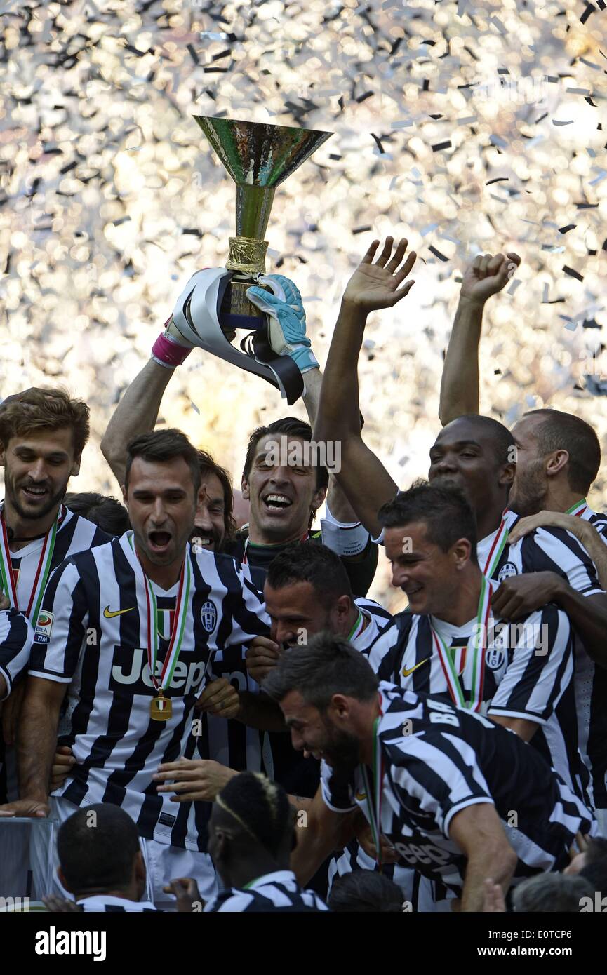 Turin, Italy. 18th May, 2014. Serie A football. Juventus v Cagliari. Juventus receive the Scudetto league winners trophy Gianluigi Buffon holds the trophy aloft © Action Plus Sports/Alamy Live News Stock Photo