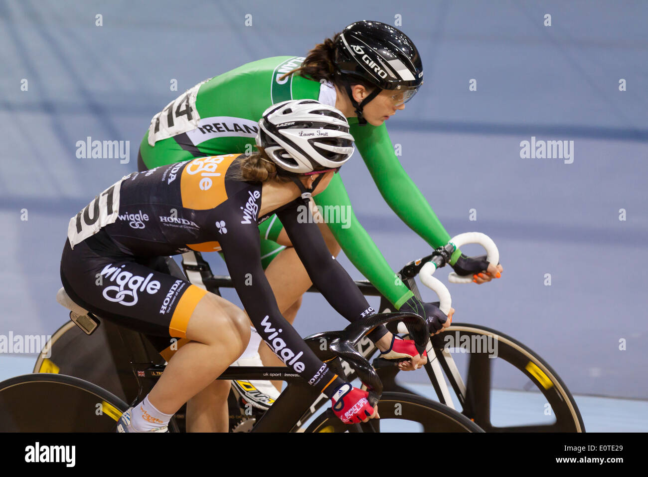 Laura Kenny (Laura Trott) (f) and Caroline Ryan (b) compete in the Women's Omnium at Revolution 5 2014, Lee Valley Velopark Stock Photo