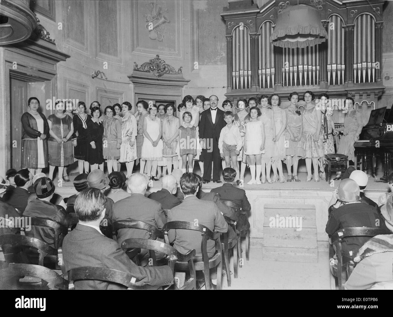 António Costa Reis e grupo de alunas no Conservatório Nacional, Lisboa, 1928 Stock Photo