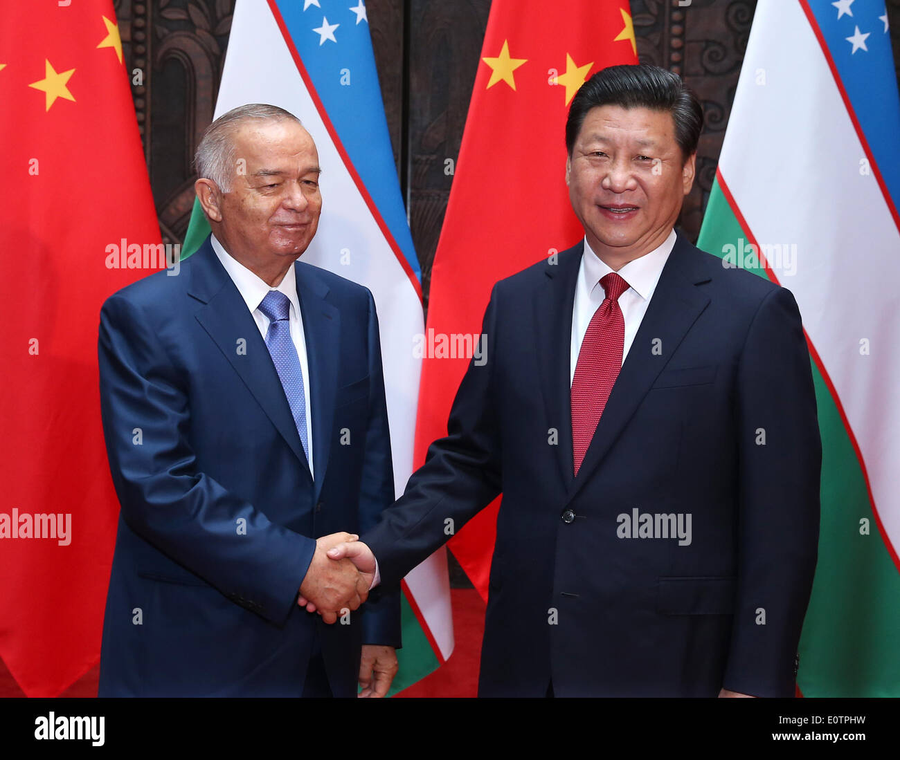 Shanghai, China. 20th May, 2014. Chinese President Xi Jinping (R) meets with Uzbekistan's President Islam Karimov in Shanghai, east China, May 20, 2014. © Pang Xinglei/Xinhua/Alamy Live News Stock Photo