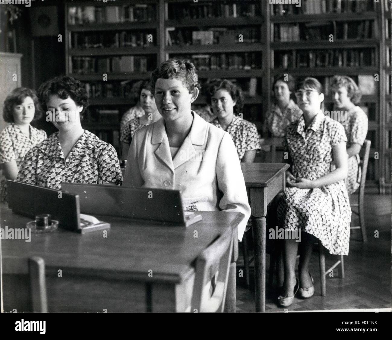 Girl bronze hires stock photography and images Alamy