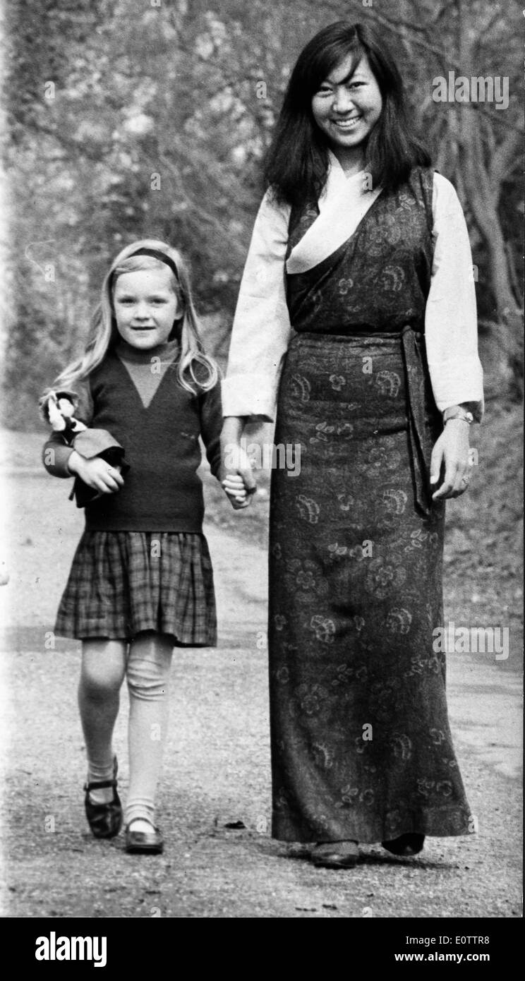 A young girl going to visit the 14th Dalai Lama Stock Photo
