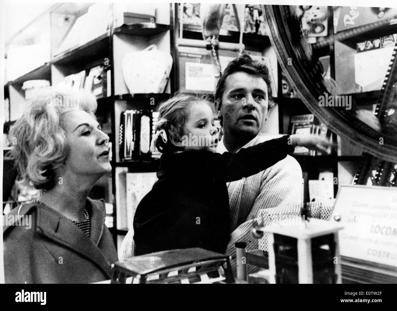 Actor Richard Burton with wife Elizabeth Taylor and daughter Stock Photo -  Alamy
