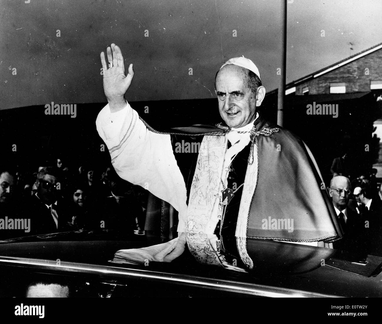 Pope Paul Vl waving to the crowd Stock Photo