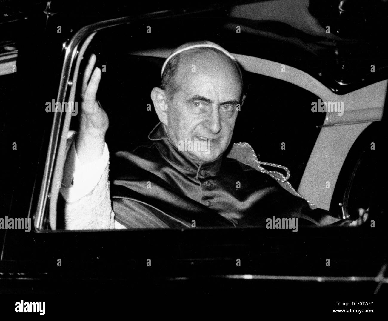 Pope Paul Vl waving from his car Stock Photo