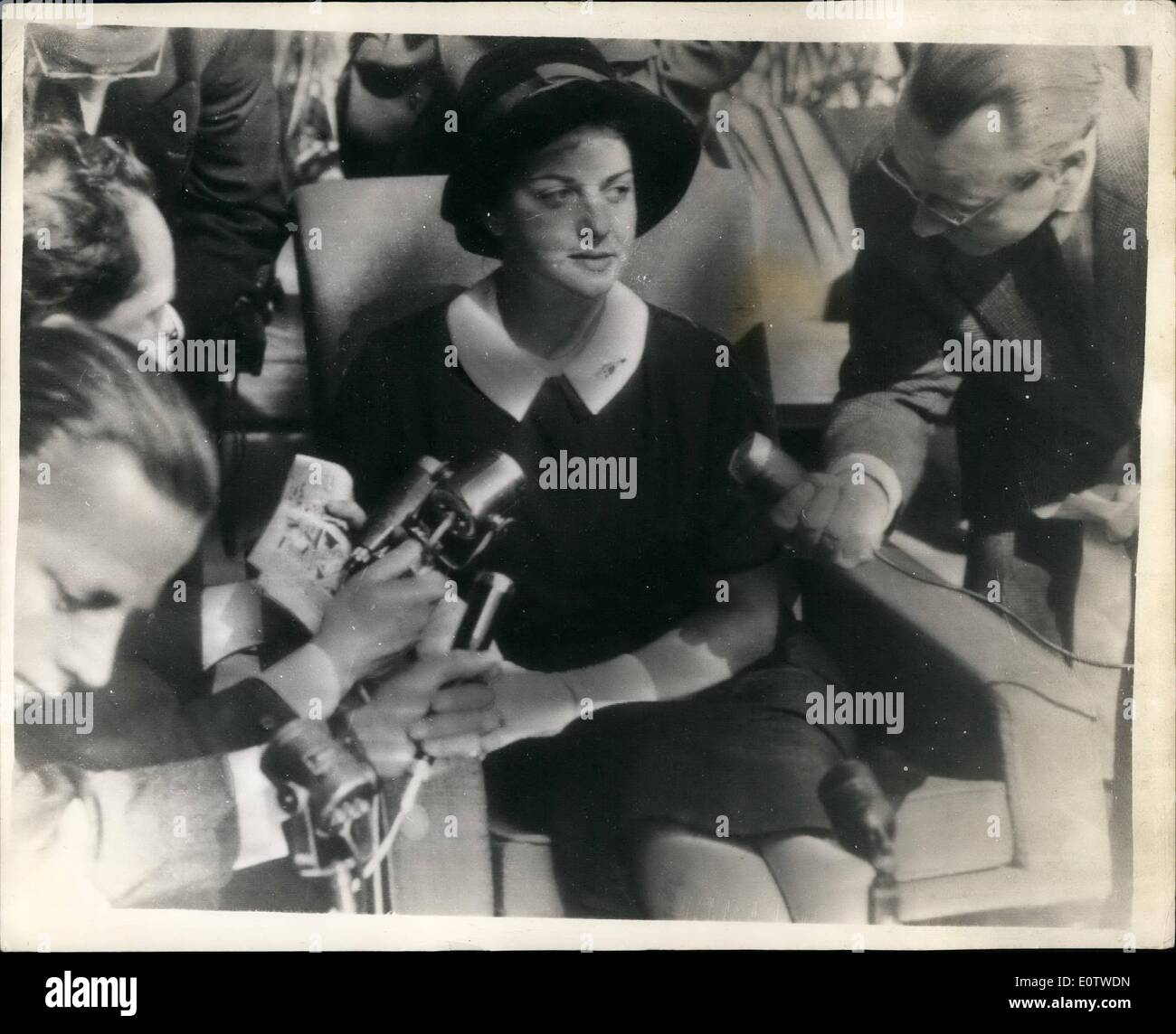Aug 08 1960 Wife Of U 2 Pilot Arrives In Brussels On Her Way To Stock Photo Alamy