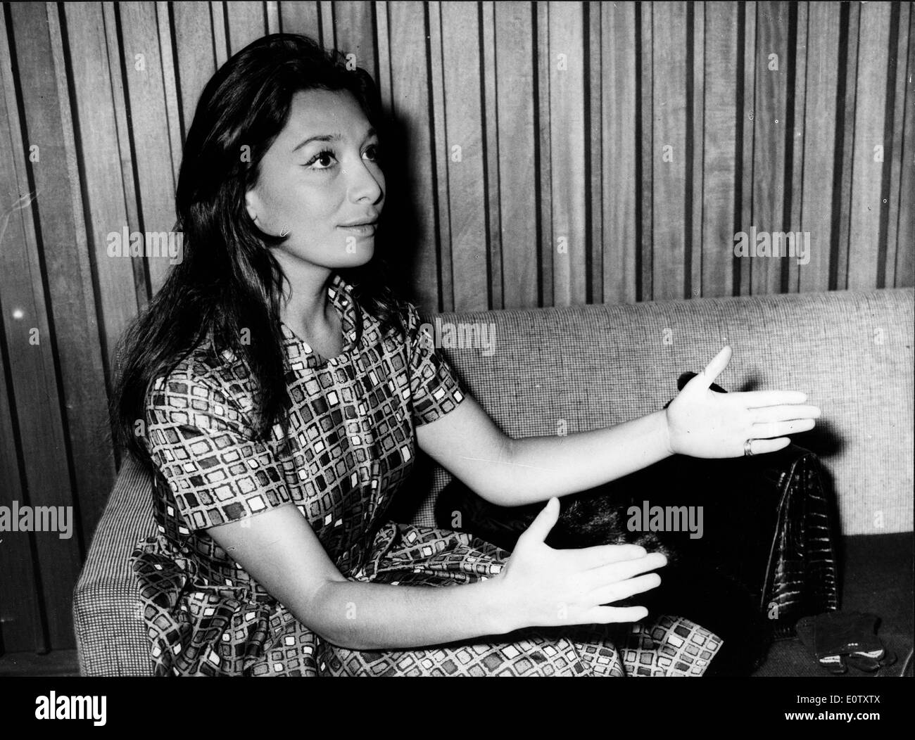 Singer Juliette Greco in the midst of a conversation Stock Photo