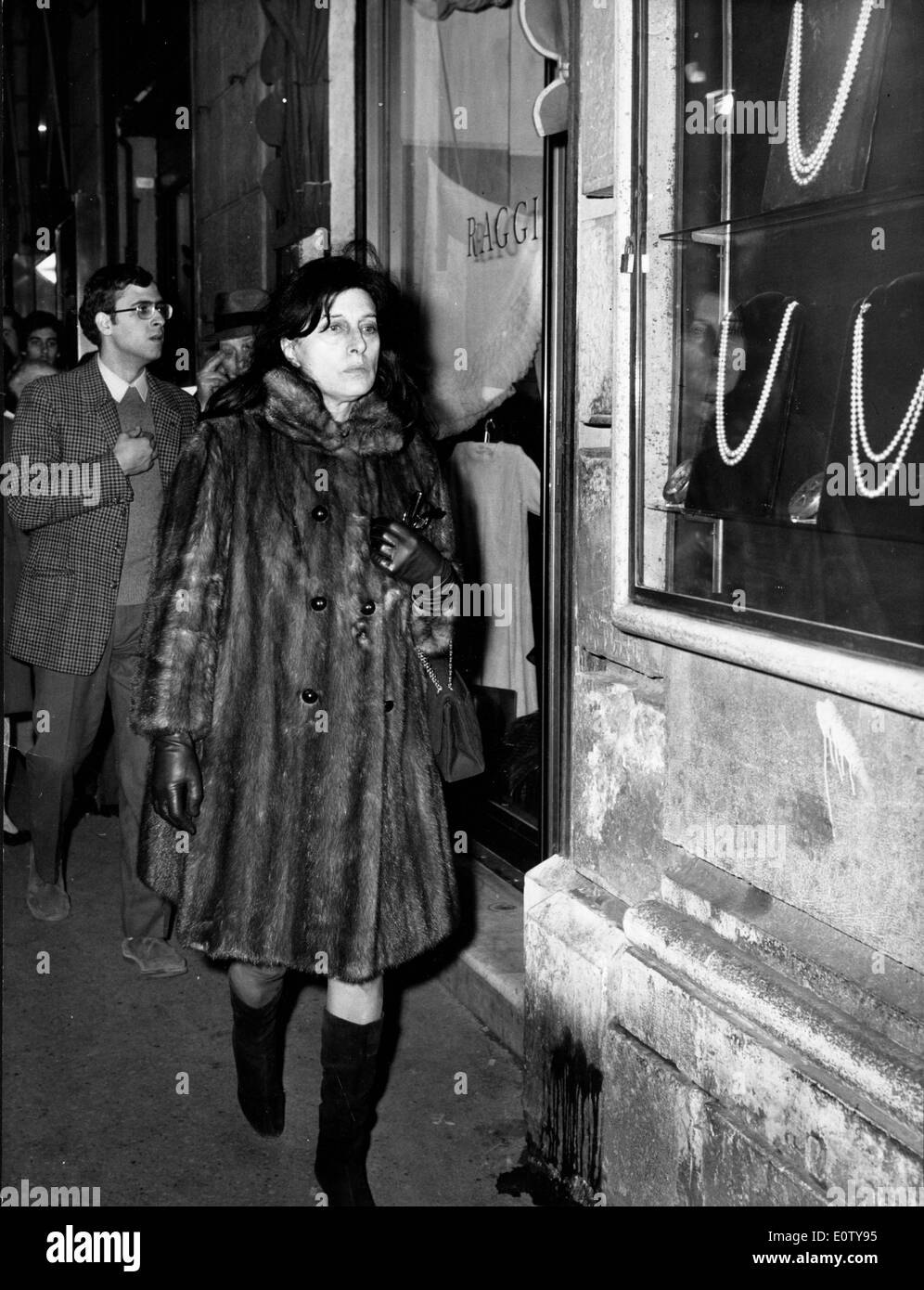 Actress Anna Magnani shops in Italy Stock Photo