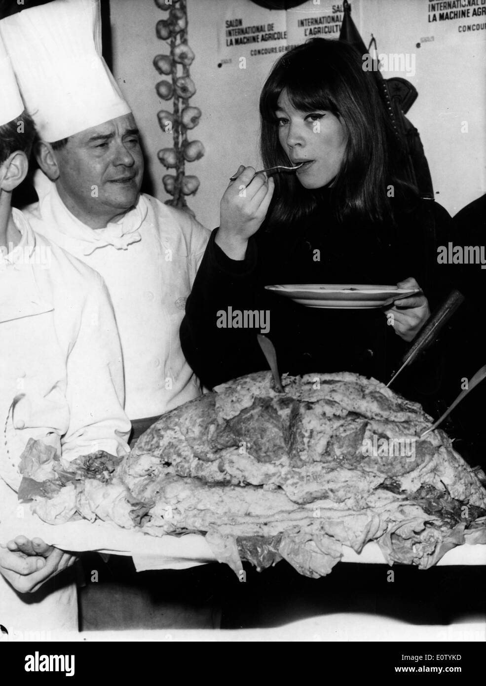Singer Francoise Hardy tastes the chef's food Stock Photo