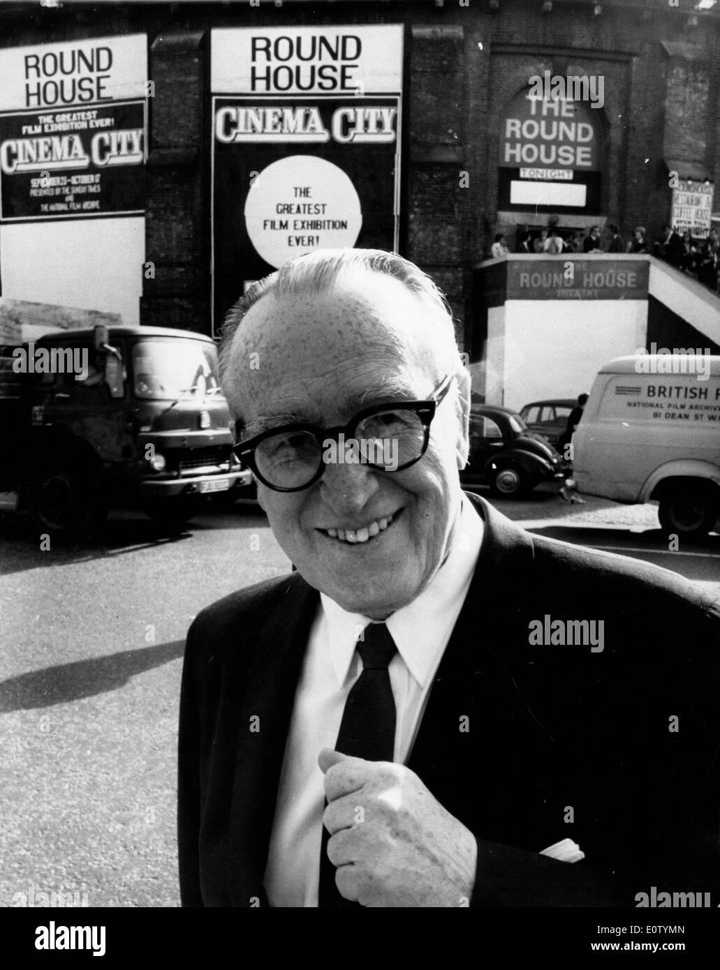 Actor Harold Lloyd in front of the Round House Cinema City Stock Photo