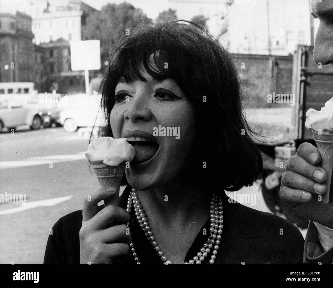 Juliette Greco eating ice cream with husband Michel Piccoli Stock Photo