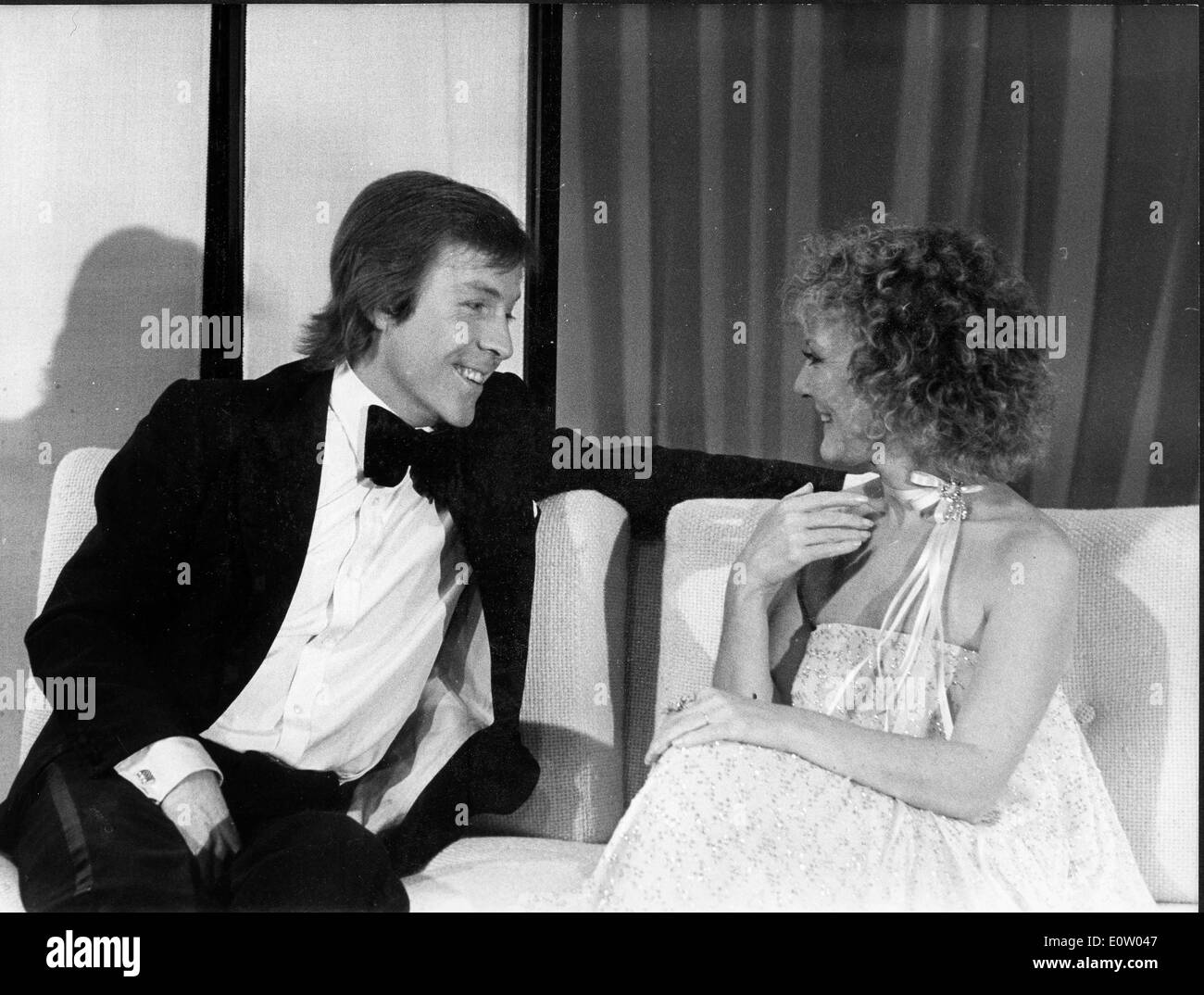 Roddy Llewellyn talking to a woman at a party Stock Photo