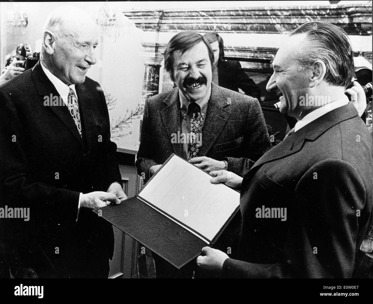 Writer Gunter Grass laughing with colleagues Stock Photo