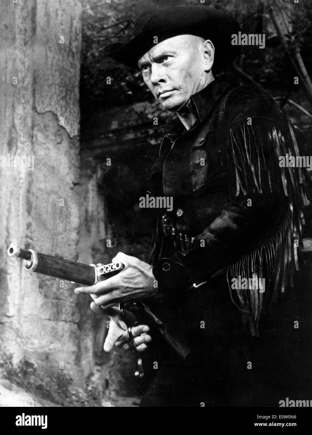 Yul Brynner during the filming of the movie 'Indio Black' Stock Photo