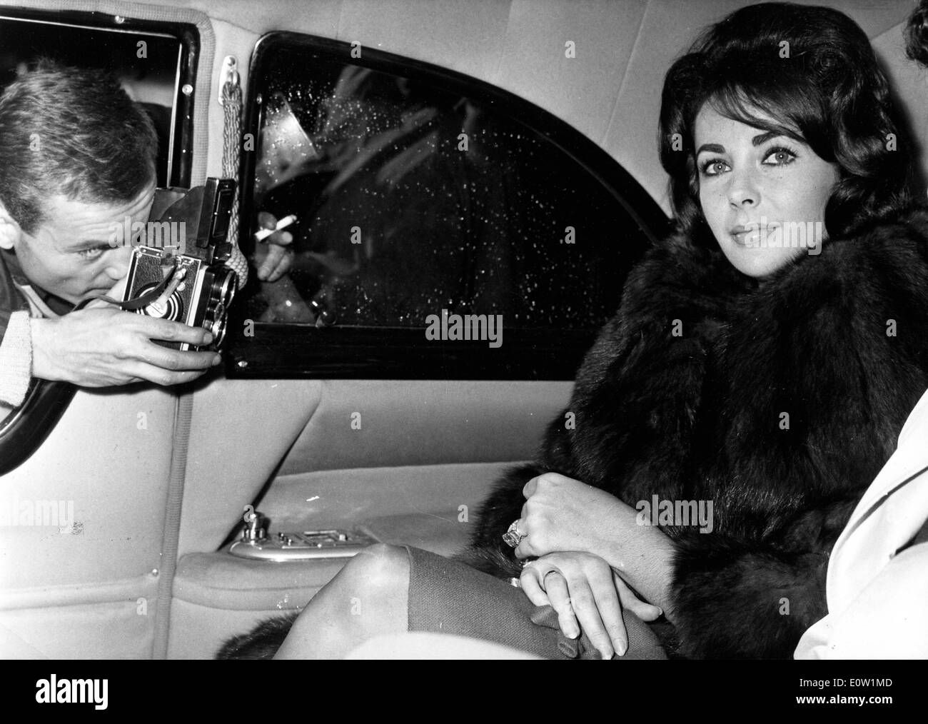 Actress Elizabeth Taylor leaving the Paris airport Stock Photo