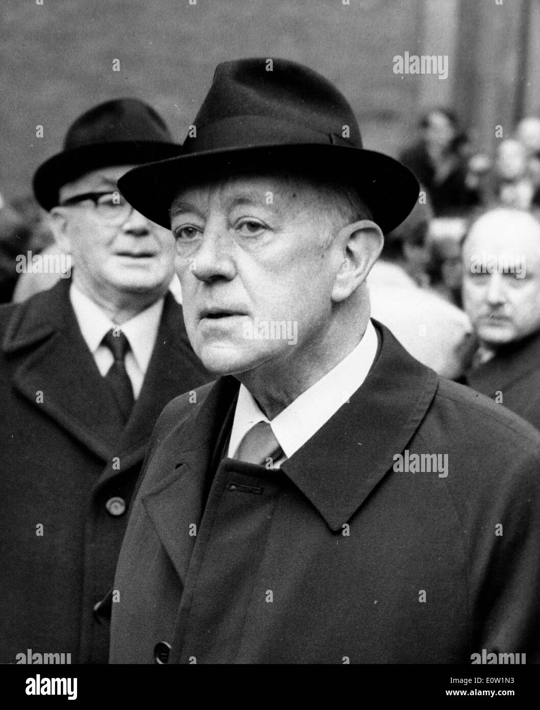 Actor Alec Guinness standing in the street Stock Photo