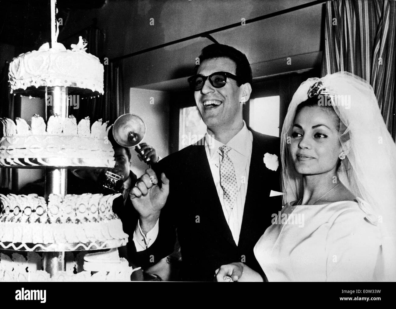 Carmen Sevilla and Augusto Alguero cutting the wedding cake Stock Photo