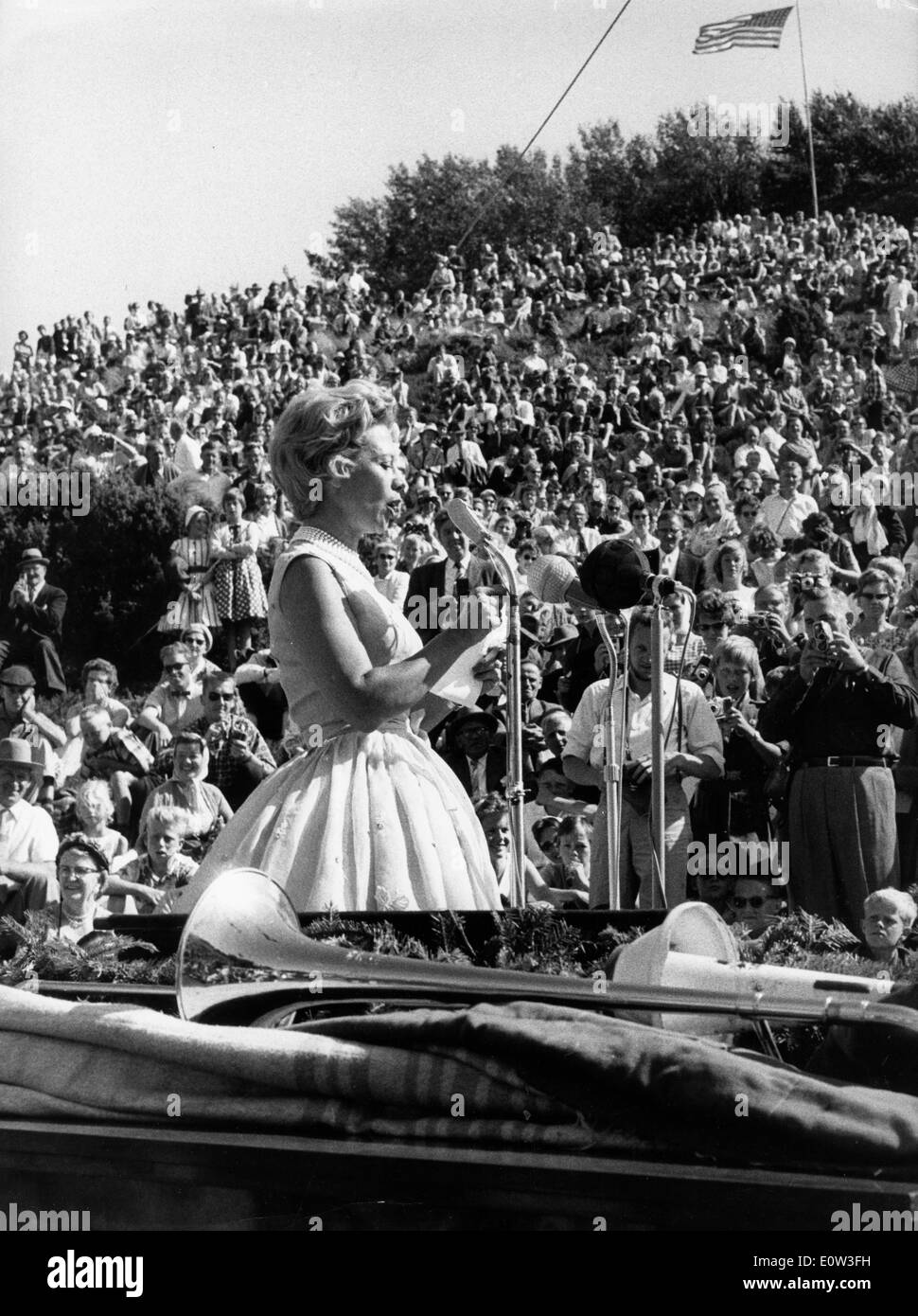Singer Dinah Shore performing for the Air Force Stock Photo