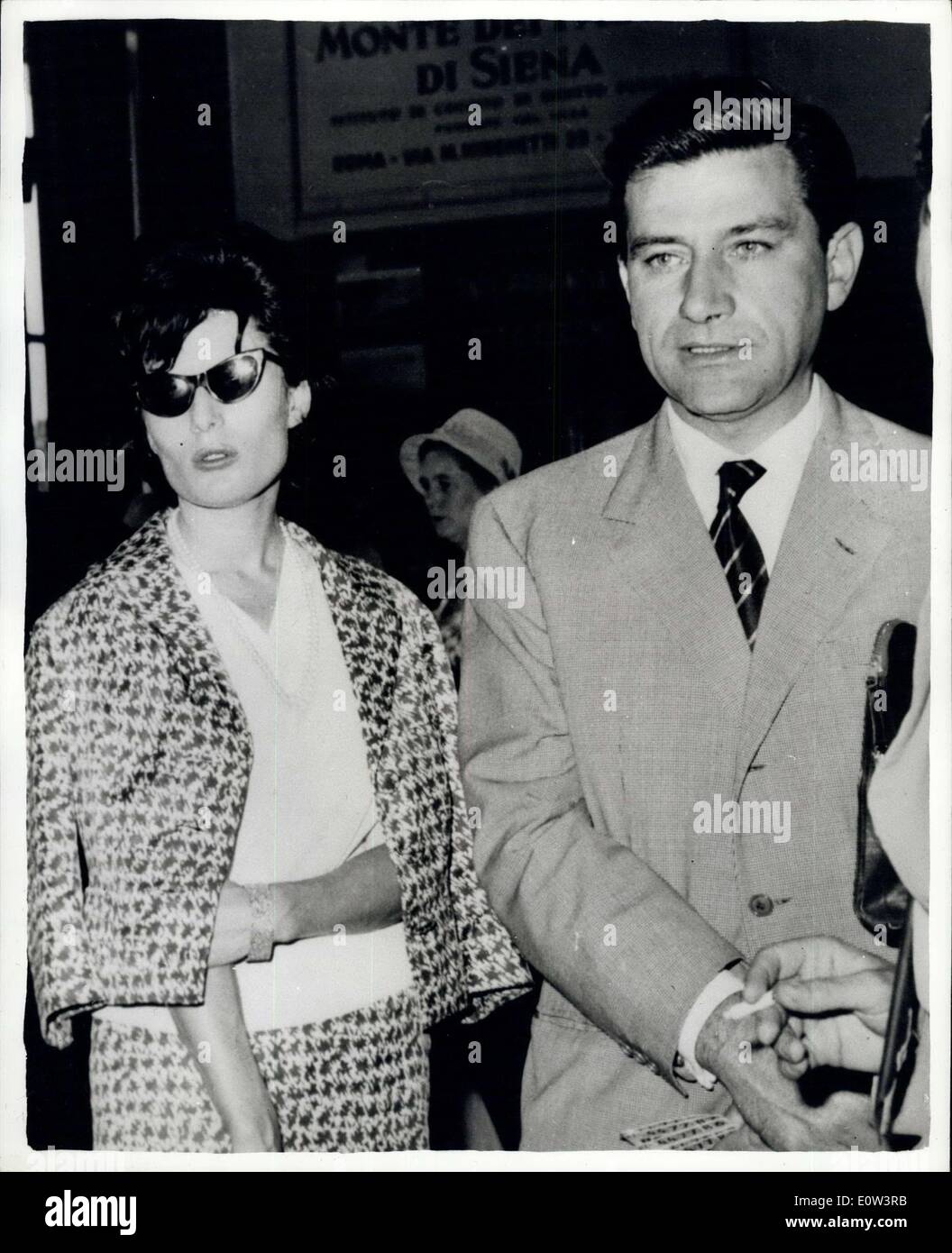 Mar. 14, 1961 - Britain's Belinda Lee - Killed in Car Crash.. Her Fiance -Gualtiero Jacopetti is Injured:British screen star Belinda Lee (26) was killed last night in a 100 m.p.h car crash on the desert highway between Las Vegas and Los Angeles. The Station wagon in which she and three Italian film men were riding - blew a rear tyre - plunged into a ditch and cart wheeled into the desert. Belinda Lee was trhown 63ft. from the car and she died in the arms of a Highway patrolman fifteen minutes after the crash. The three Italians were taken to hospital suffering from injuries Stock Photo