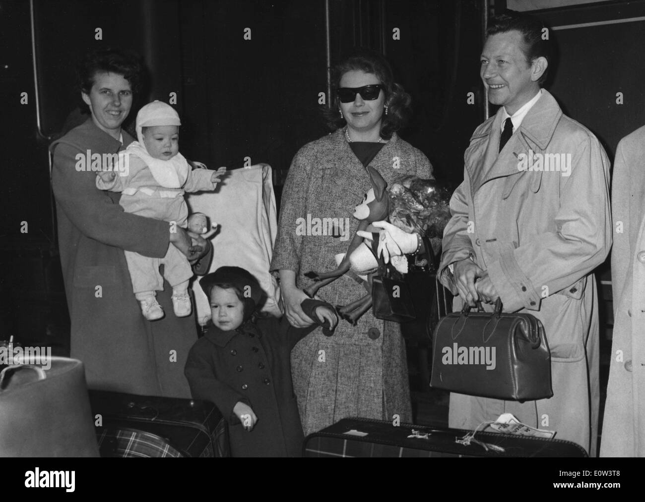 Dancer Donald O'Connor arrives in Paris with his family Stock Photo(05)