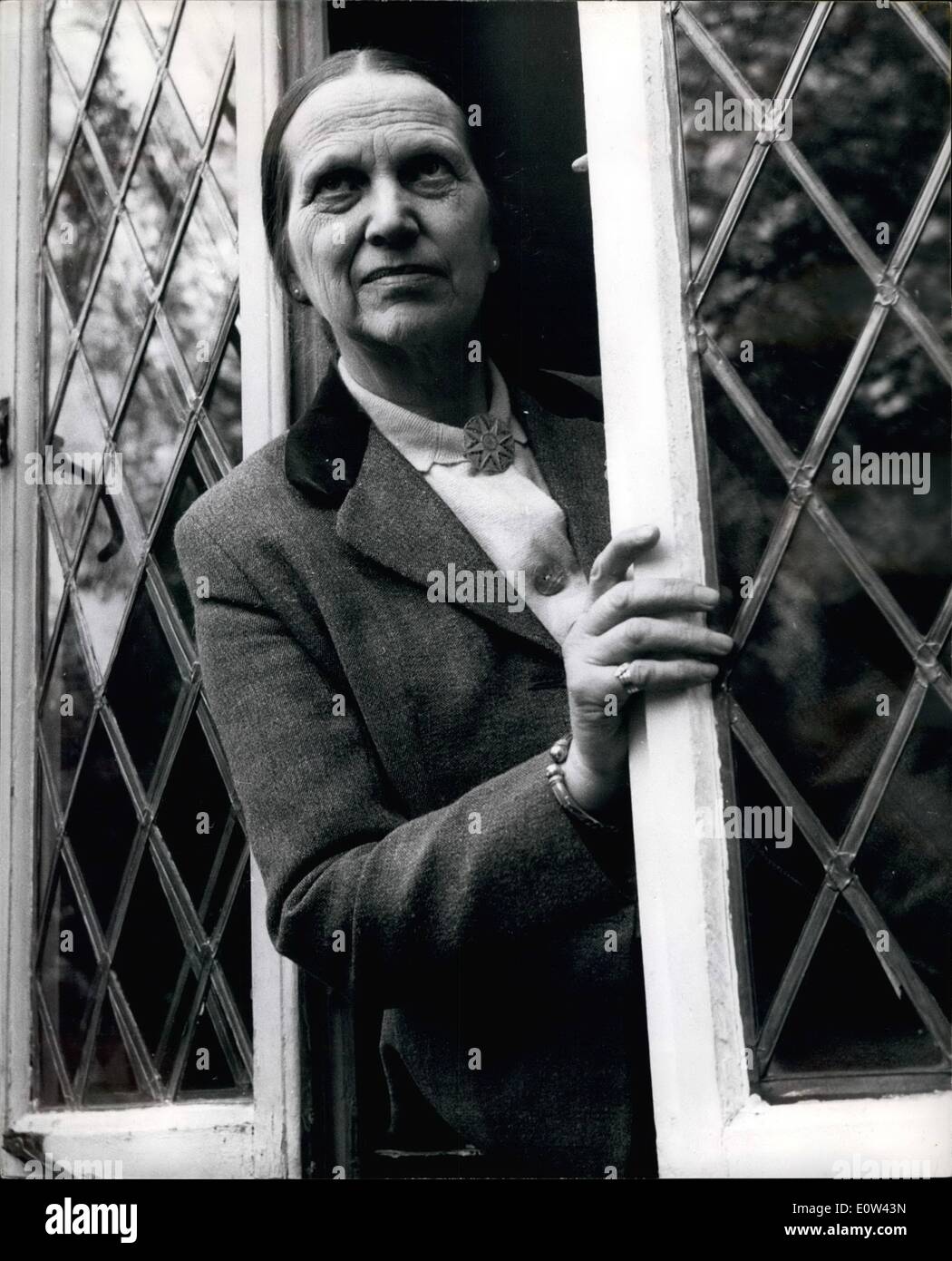 Apr. 04, 1961 - Novelist Saves A Burglar From A Prison Sentence: Novelist Ethel Mannin went to court yesterday and explained why she was wearing a tweed suit. It was all because of a man who burgled her house in 1954 and stole articles including a tweed suit belonging to her husband. The suit, she told the Middlesex Quarter Sessions court in London, had ''great sentimental value'' to her husband, who is now dead. But when the thief, Frank Arthur Sentece, Ethel Mannin and her husband decided to help him. They visited him in gaol Stock Photo