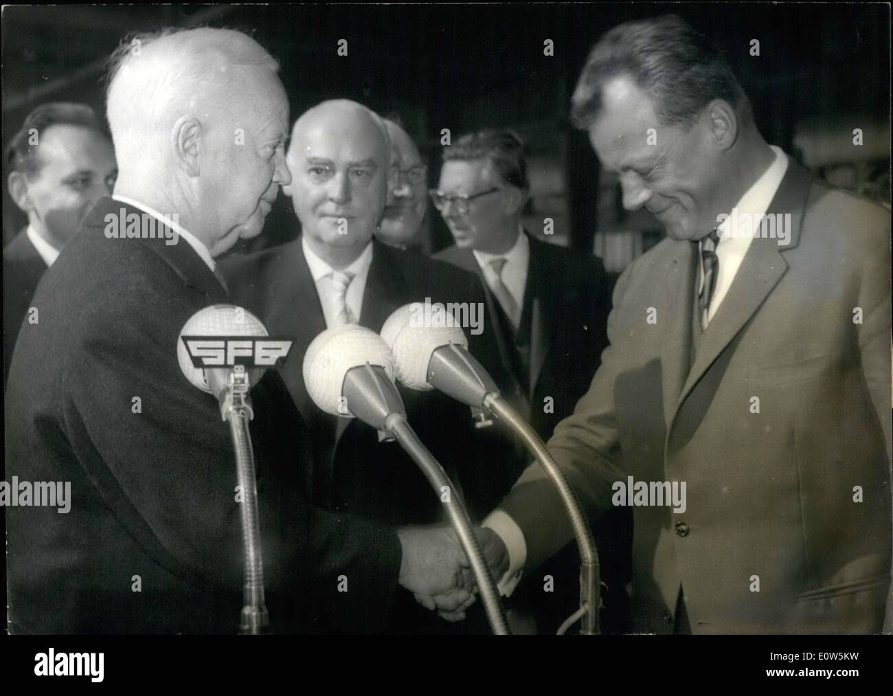 Sep. 09, 1961 - Federal President Luebke in Berlin: Federal President Dr. Heinrich Luebke (left) arrived in Berlin today with a Stock Photo