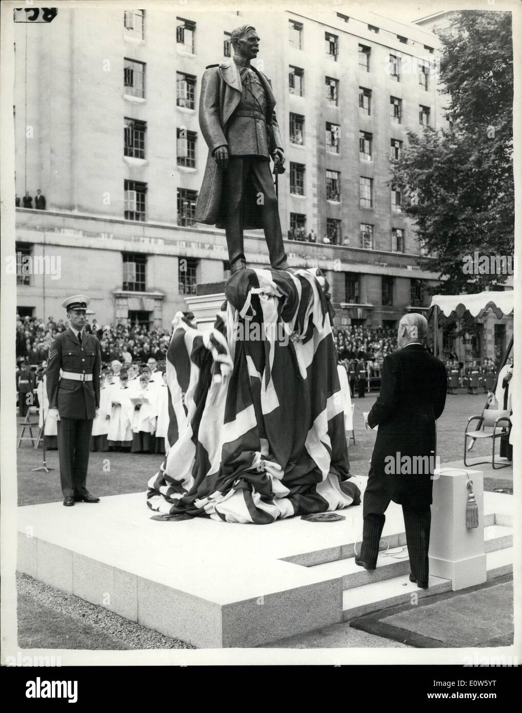 Jul. 07, 1961 - Macmillan unveils memorial to Viscount Trenchard: The Prime Minister today unveiled a memorial to Marshal of the RAF (1918-1956) Lord Trenchard inf ront of the Air Ministry. Photo shows Mr. Macmillan unveiling the memorial. Stock Photo