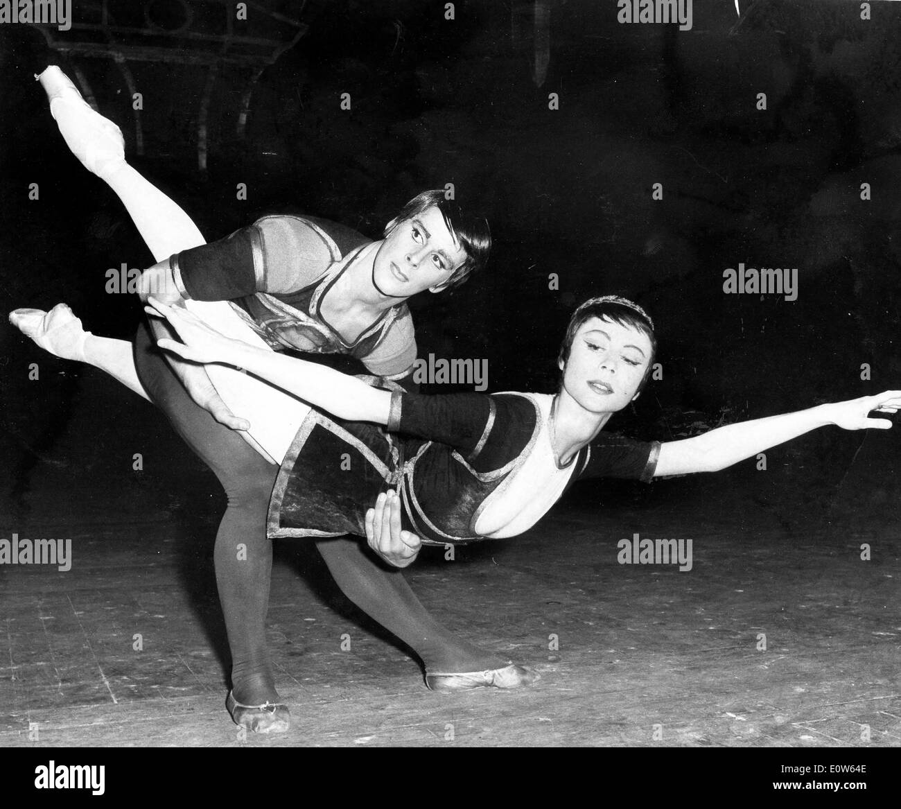 Prima ballerina Svetlana Beriosova rehearsing with partner Donald MaCleary Stock Photo